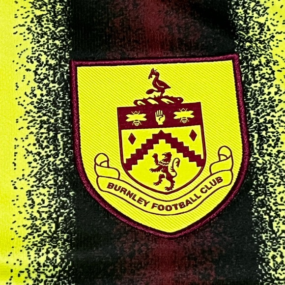 Umbro Burnley FC men’s Away soccer Jersey 2023/24 CORK #4 yellow maroon size XL - Picture 13 of 16